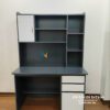 Chiếc bàn học hiện đại thiết kế với 1 hộc tủ có cánh mở kèm 2 ngăn kéo, giá sách chia làm 3 tầng với 1 ô có cánh cửa làm điểm nhấn rất đẹp