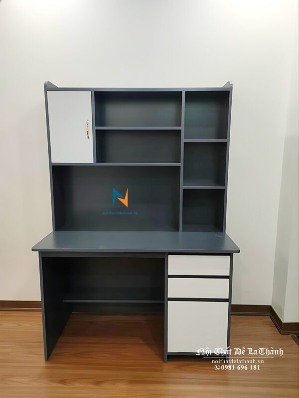Chiếc bàn học hiện đại thiết kế với 1 hộc tủ có cánh mở kèm 2 ngăn kéo, giá sách chia làm 3 tầng với 1 ô có cánh cửa làm điểm nhấn rất đẹp