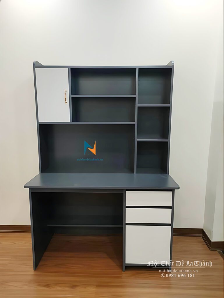 Chiếc bàn học hiện đại thiết kế với 1 hộc tủ có cánh mở kèm 2 ngăn kéo, giá sách chia làm 3 tầng với 1 ô có cánh cửa làm điểm nhấn rất đẹp