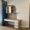 Chiếc bàn học được thiết kế cho chung cư, kích thước bàn dài 1m, giá sách cao 1m95, phối màu gỗ nâu xám và cánh trắng, giá sách tạo thành một đường lượn từ trên xuống dưới rất ấn tượng