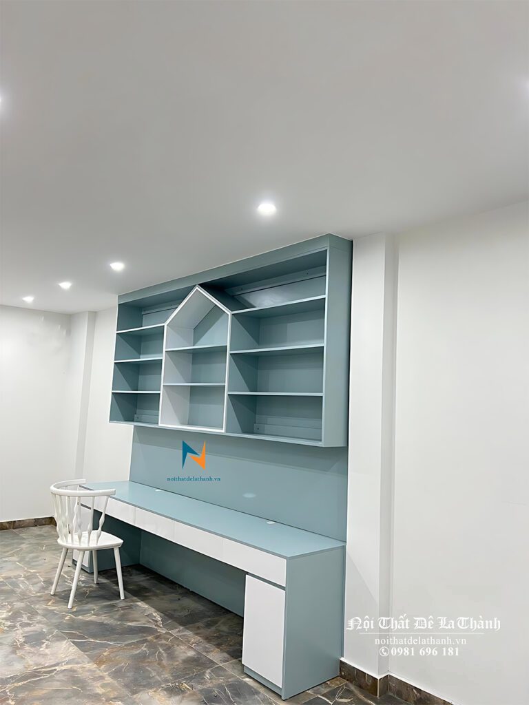 Bàn học liền giá sách thiết kế cho 2 bé trai trung học phổ thông, kích thước 1m8x2m6 kịch trần, phối màu xanh và mặt ngăn kéo màu trắng