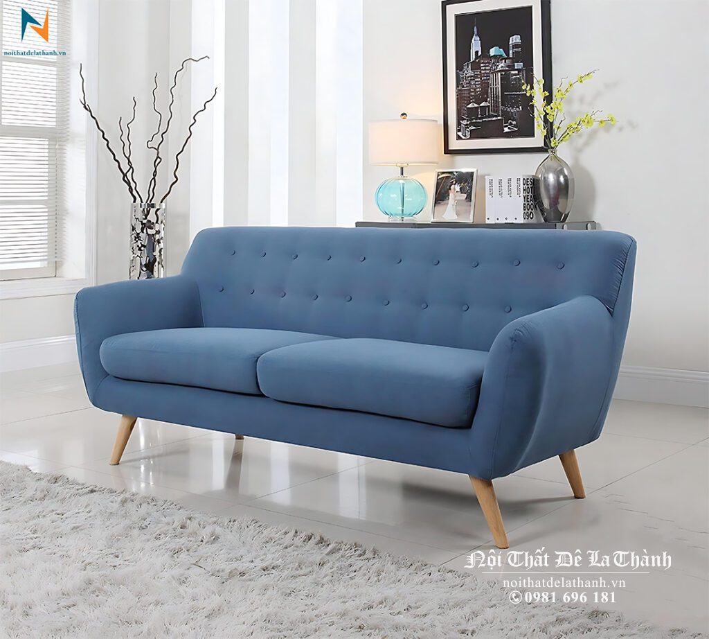 Chiếc sofa văng nỉ Đê La Thành, dài 1m8, màu xanh than, 4 chân bằng gỗ sồi rất đẹp mắt
