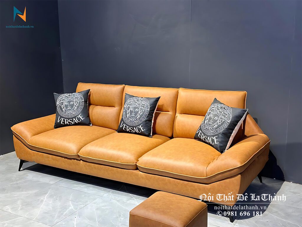 Chiếc Ghế sô pha phong cách hiện đại, kiểu Versace sang trọng, khung gỗ tự nhiên, bọc da màu da bò, kích thước dài 2m2