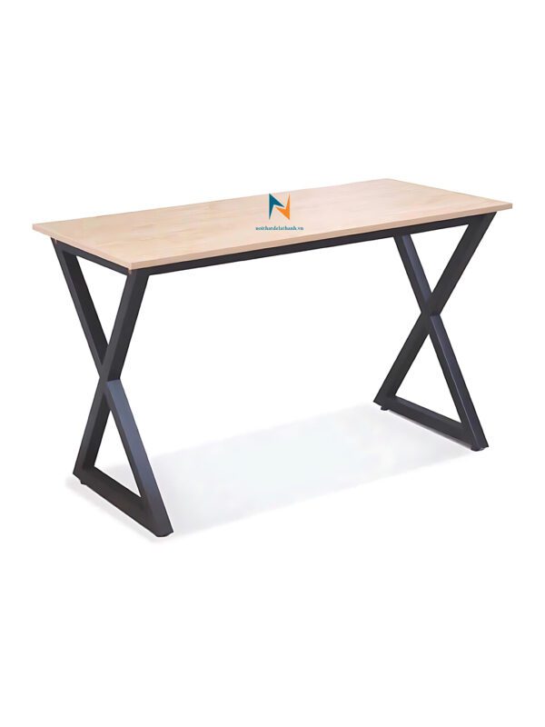 Chiếc bàn chân sắt chữ x, dài 80cm, chân phun sơn tĩnh điện màu đen, mặt bằng gỗ mdf màu vàng nâu, dùng cho việc hoặc hoặc làm việc, bàn thuộc phân khúc giá rẻ