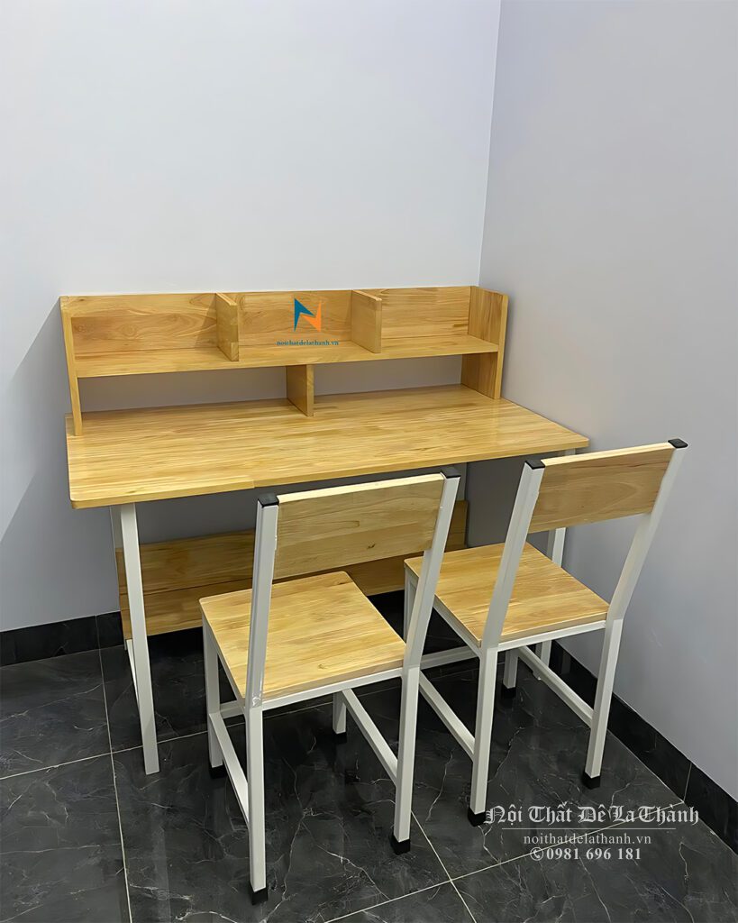 Chiếc bàn học đôi gỗ cao su dành cho 2 bạn tiểu học, kích thước 1m2x1m1, chân sắt màu trắng, mặt gỗ màu cao su tự nhiên