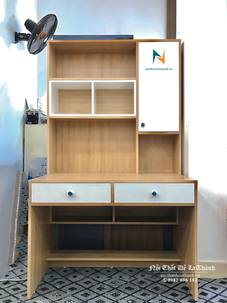 Chiếc bàn học dành cho bé trai cấp 2, phân khúc giá rẻ, kích thước 80cmx1m95, phối màu 388 và màu trắng, bàn học có 2 ngăn kéo, liền giá sách, giá sách có 1 ô có cánh