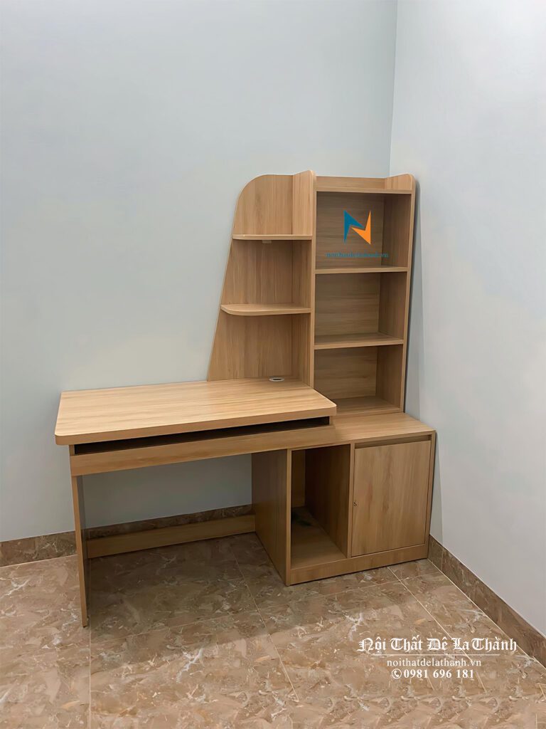 Chiếc bàn học dành cho bé trai cấp 2, thiết kế với ngăn kéo để bàn phím máy tính bên trái, bên phải là hộc tủ để đồ, thiết kế kiểu bàn liền giá sách