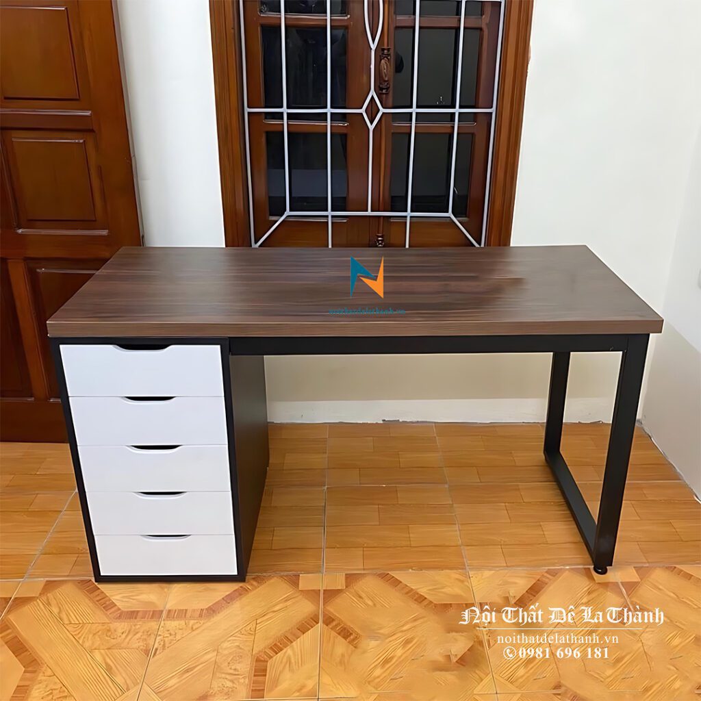 Chiếc bàn học thiết kế theo kiểu bàn game cho học sinh cấp 2, cấp 3, bên trái là tủ để đồ, bên phải là chân sắt chữ U sơn tĩnh điện màu đen, mặt bàn màu óc chó 6089, bàn dài 1m2