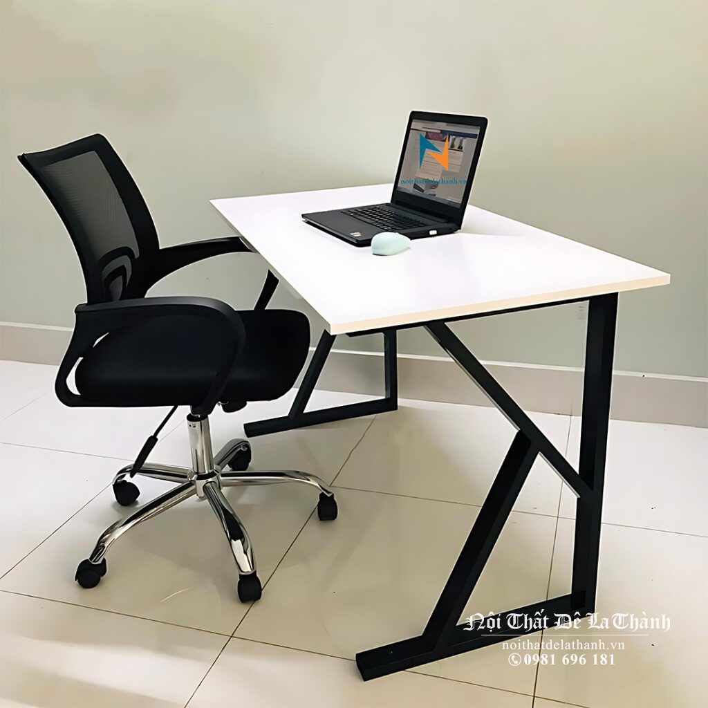 Chiếc bàn học chữ K dài 1m2, chân phun sơn tĩnh điện màu đen, mặt bàn màu trắng, phân khúc giá rẻ
