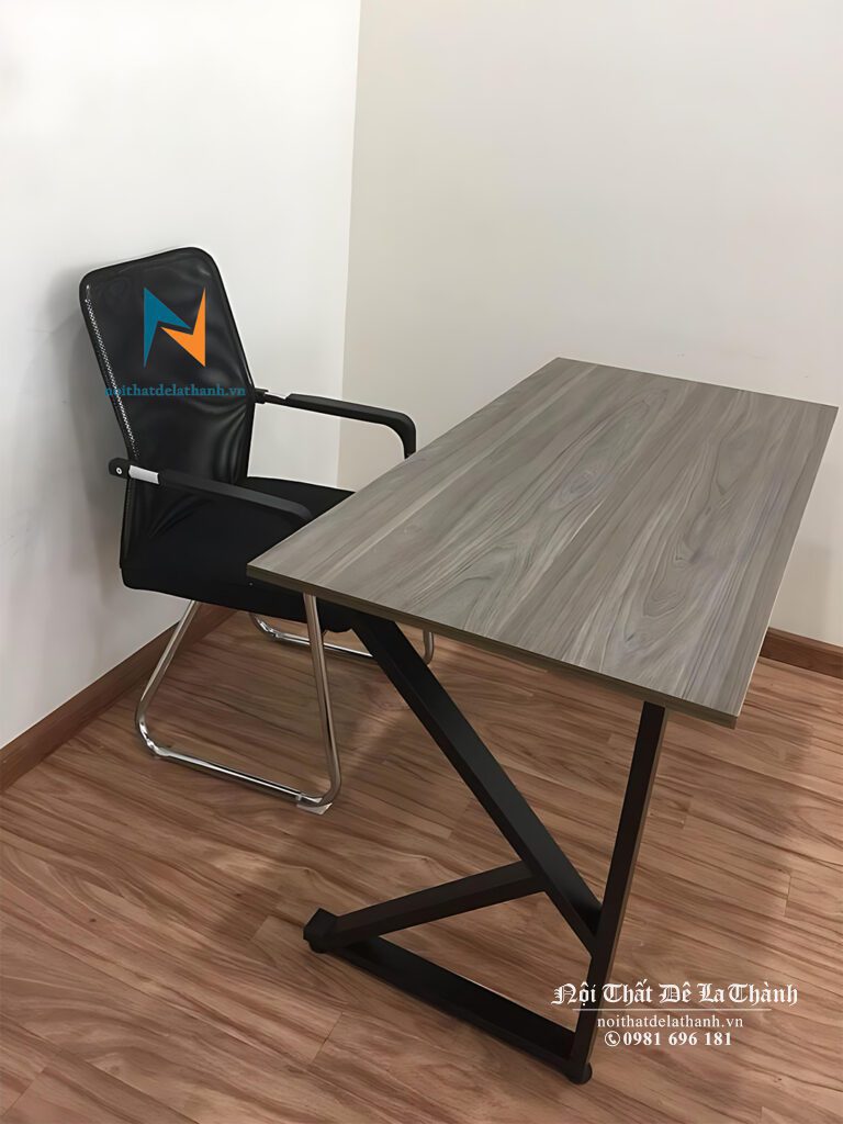 Chiếc bàn học thiết kế theo kiểu bàn làm việc không giá sách, dài 1m2, chân chữ K màu đen, mặt bàn gỗ mdf màu xám rất đẹp