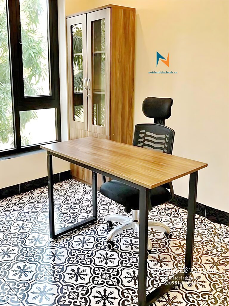 Bàn học chân sắt chữ U phun sơn tĩnh điện màu đen, mặt bàn bằng gỗ màu nâu, dài 80cm, phân khúc giá rẻ