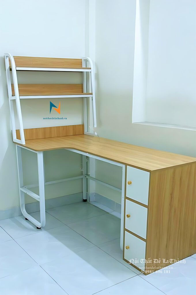 Chiếc bàn học chân sắt kiểu chữ L, dài 1m2, bên phải là hộc  tủ gỗ, bên trái là chân sắt liền giá sách, thiết kế kiểu đơn giản, phân khúc giá rẻ