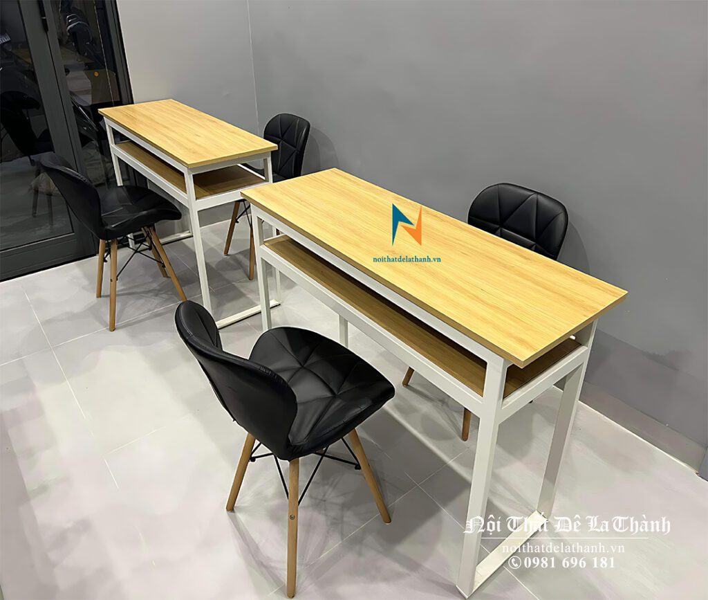 Chiếc bàn đơn chân sắt, kích thước 80cmx75cmx40cm, thiết kế dành cho các trung tâm gia sư, mặt gỗ mdf màu vàng 388, chân sắt màu trắng nhìn đơn giản nhưng rất đẹp