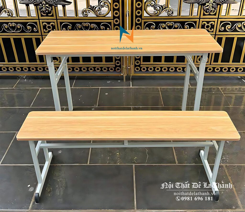 Chiếc bàn học đi kèm ghế chân sắt, thiết kế cho nhà trường hoặc các trung tâm dạy thêm, dài 1m2, mặt gỗ màu vàng 388, chân sắt phun sơn tĩnh điện màu trắng rất đẹp