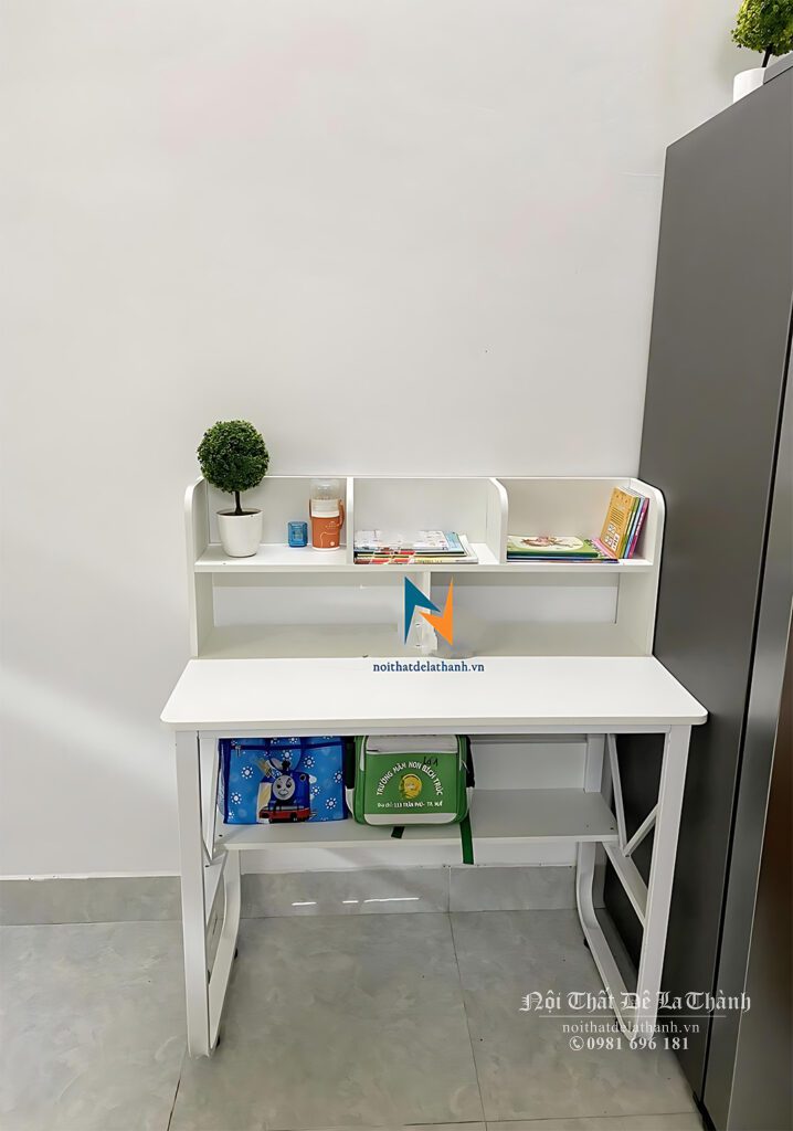 Chiếc bàn học màu trắng, chân sắt u nhỏ xinh cho bé gái tiểu học, kích thước 60cmx1m1, thiết kế kiểu bàn học liền giá sách