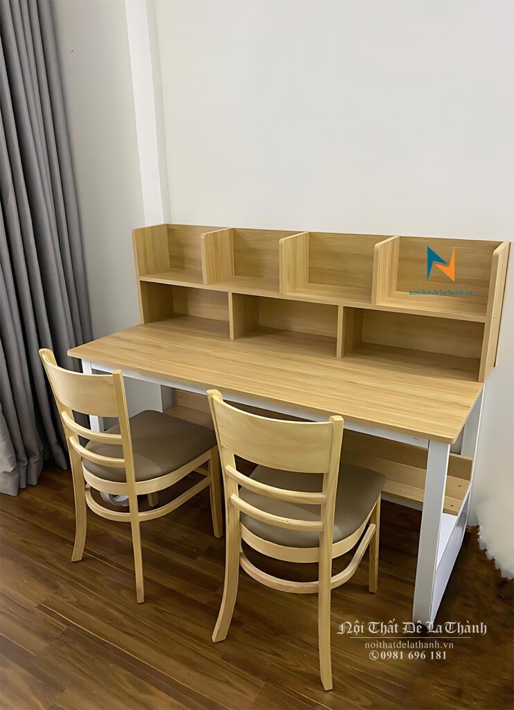 Bàn học đôi dành cho 2 bé trai cấp 1, kích thước 1m2x1m1, chân sắt phun sơn tĩnh điện màu trắng, mặt gỗ màu 388 đơn giản nhưng rất đẹp