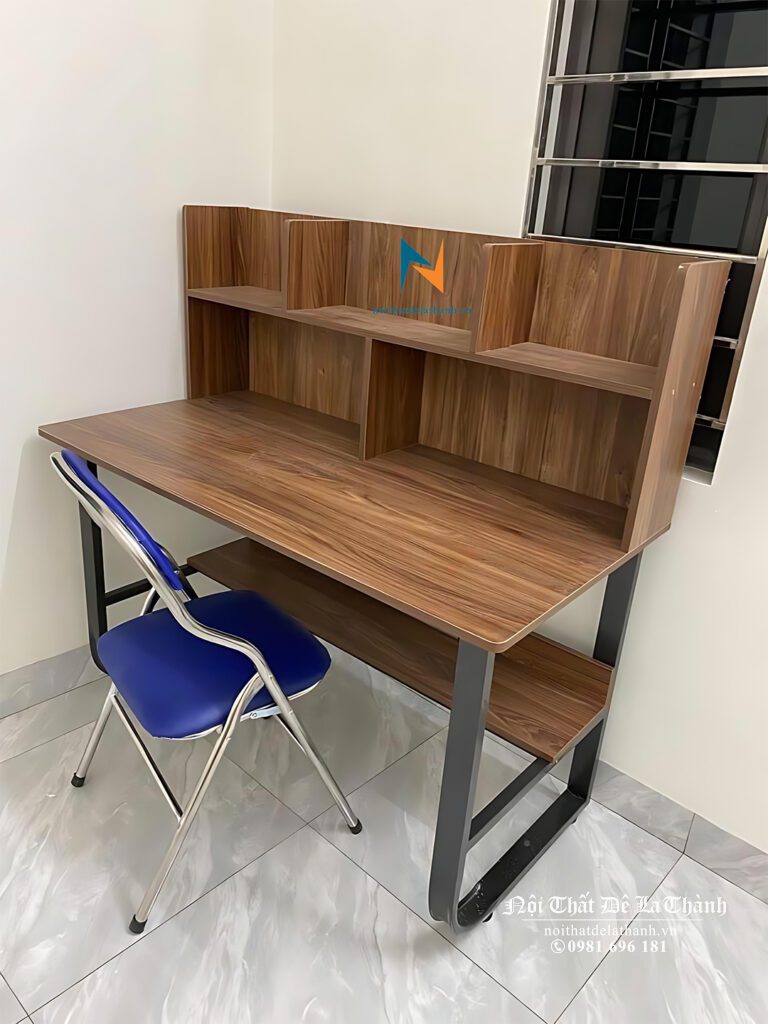 Chiếc bàn học chân sắt chữ u màu đen, mặt gỗ màu óc chó, liền giá sách, kích thước 80cmx1m1, dành cho bé trai tiểu học