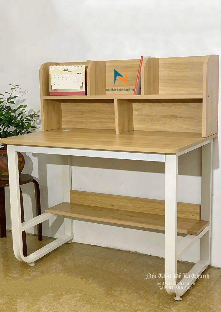 Chiếc bàn chân sắt màu trắng chữ u, mặt bàn liền giá sách bằng gỗ công nghiệp mdf màu vàng 388, kích thước 80cmx1m1, dành cho các bé trung học cơ sở, bàn thuộc phân khúc giá rẻ