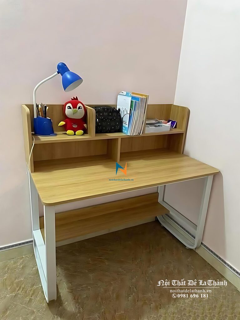 Chiếc bàn học chân sắt chữ u dành cho bé gái tiểu học, kích thước 80cmx1m1, chân sắt màu trắng, mặt bàn liền giá sách màu vàng nhạt 388
