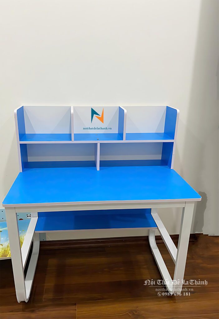 Chiếc bàn học màu xanh nhỏ xinh, chân sắt chữ U màu trắng, dành cho các bé trai tiểu học, kích thước 60cmx1m1, bàn thuộc phân khúc giá rẻ