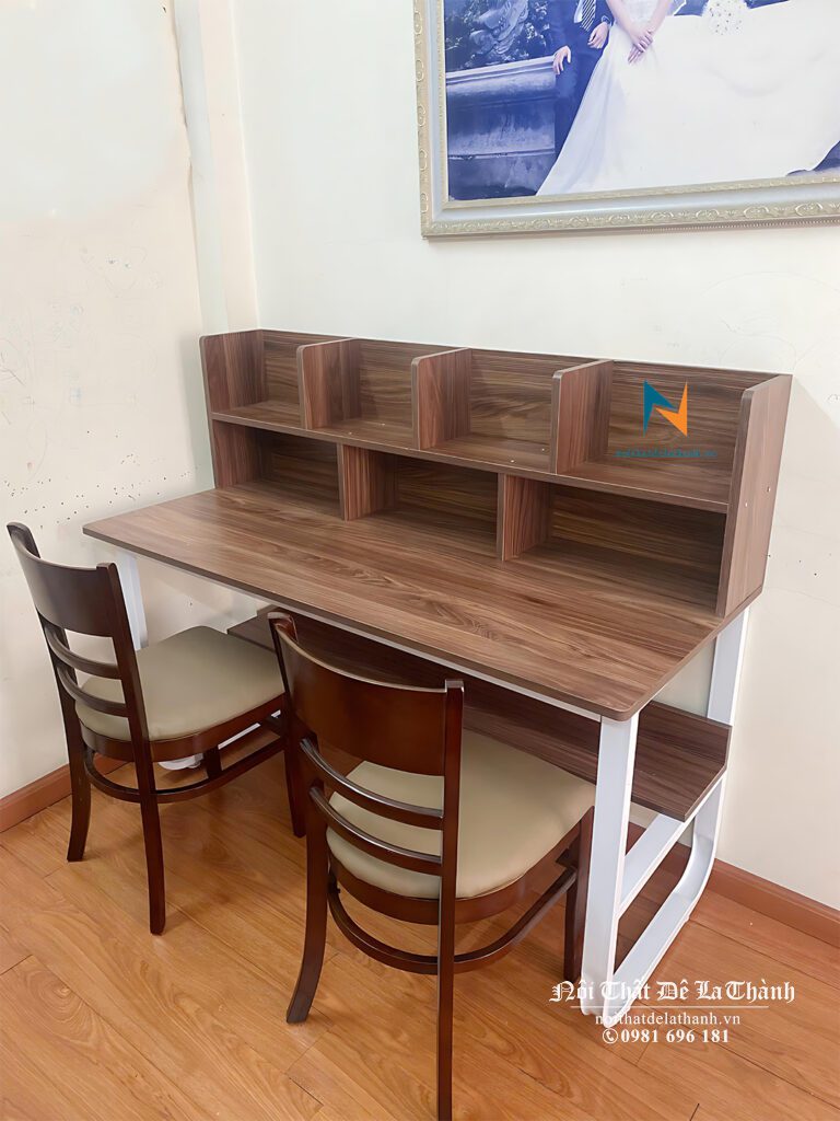 Chiếc bàn chân sắt chữ u màu trắng, mặt bàn và giá sách gỗ mdf màu óc chó, kích thước 1m2x1m1, dành cho 2 bé trai cấp 1