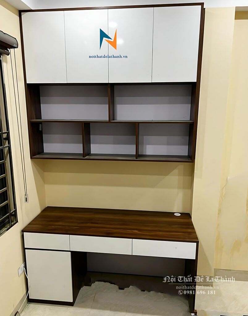 Chiếc bàn học dành cho bé trai cấp 3, rộng 1m, đi kèm giá sách treo 1mx1m4 cao kịch trần, phối màu nâu đen và màu cánh trắng tương phản, giá sách phần trên cùng có cánh, phần dưới để hở