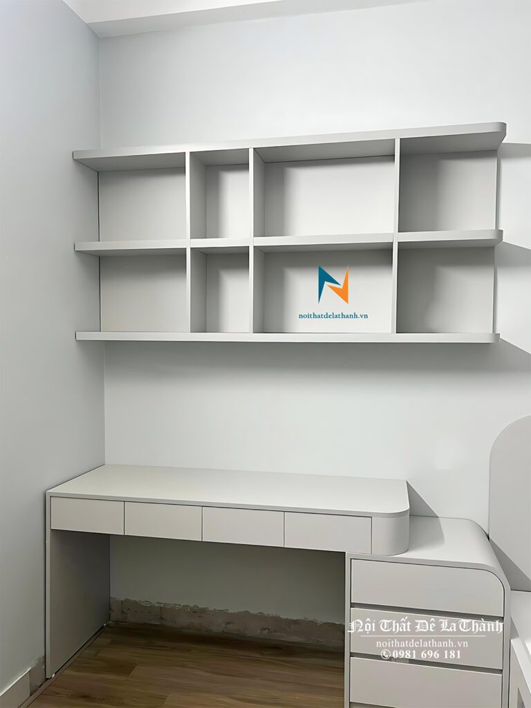 Chiếc bàn học cho học sinh cấp 3 được làm theo thiết kế với phần bàn gỗi lên hộc tủ, bàn dài tổng thể 1m2, giá sách treo 1m2x70cm, màu sáng, có thể dùng cho cả nam hoặc nữ sinh PTTH