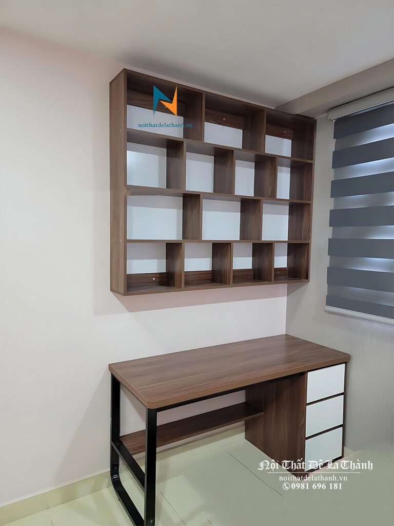 Chiếc bàn học có 1 bên chân sắt thiết kế cho bé trai cấp 3, kích thước 1m2, giá sách treo 1m2x1m2, phối màu óc chó và màu cánh trắng, chân sắt phun sơn tĩnh điện màu đen