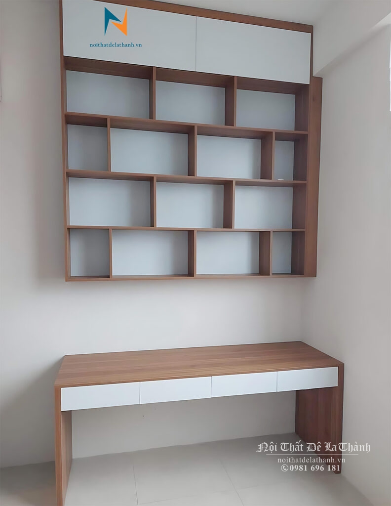 Chiếc bàn học cấp 3 giá rẻ, dài 1m2, giá sách treo 1m2x1m4 treo cao kịch trần, phần trên cùng của giá sách có cánh, pha màu gỗ nâu và màu cánh trắng