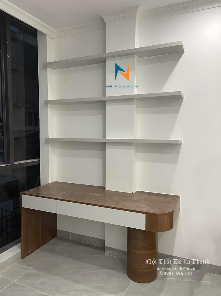 Chiếc bàn học dài 1m2 thiết kế cho nam sinh viên sống ở nhà liền kề, điểm nhấn là chiếc chân hình trụ tròn và 3 thanh đợt ôm cột nhằm tận dụng tối đa không gian, giúp thiết kế trở lên độc đáo
