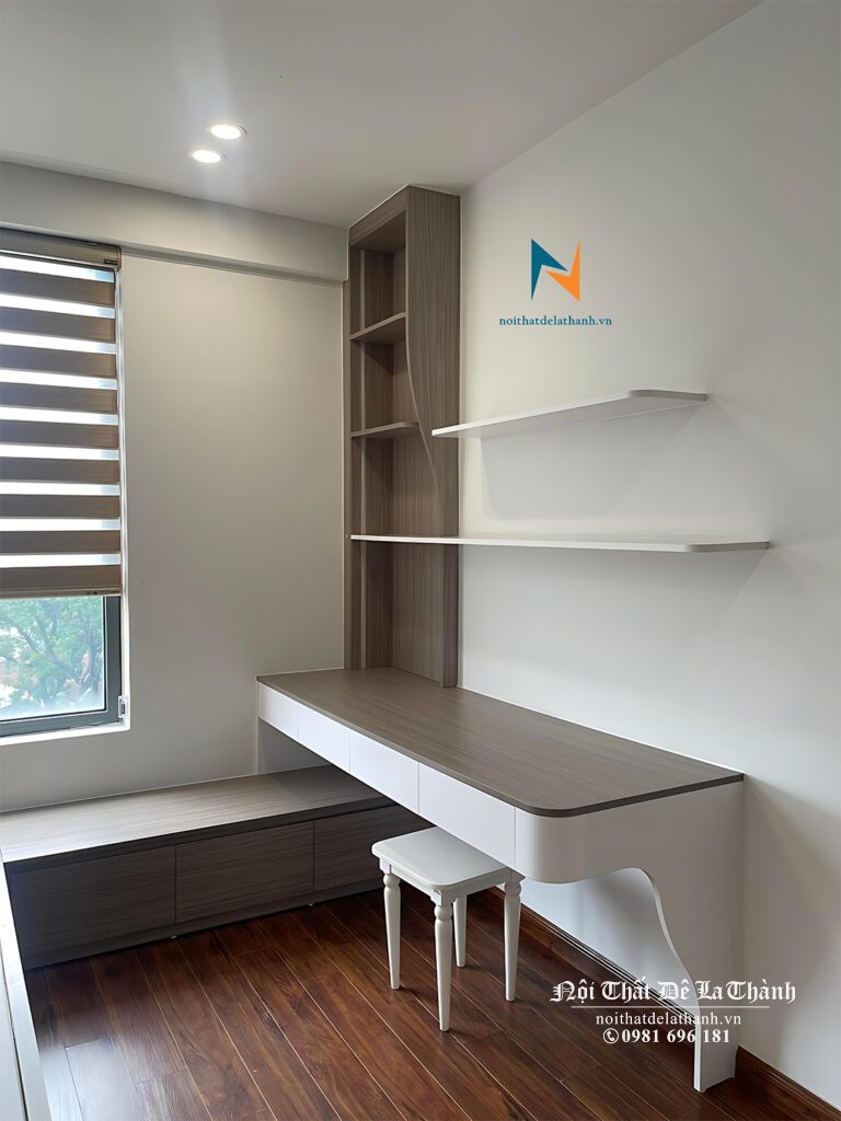Chiếc bàn dài 1m6 thiết kế tại chung cư cho nam sinh, chân vát nhẹ nhưng đường nét khoẻ khoắn, giá sách và đợt treo tạo nét đơn giản nhưng rất đẹp