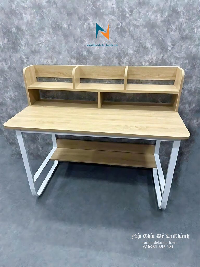 Chiếc bàn học gỗ cao su chân sắt chữ U, kích thước 80cmx1m1, thiết kế kiểu bàn học liền giá sách, dành cho các bé tiểu học