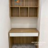 Chiếc bàn học nhỏ xinh với kích thước chiếc bàn chỉ rộng 60cm, giá sách treo 60cmx75cm, được làm bằng gỗ ép, phối màu gỗ nâu và mặt ngăn kéo màu trắng, thiết kế đơn giản hiện đại cho các bé tiểu học