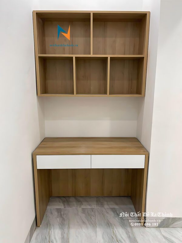 Chiếc bàn học nhỏ xinh với kích thước chiếc bàn chỉ rộng 60cm, giá sách treo 60cmx75cm, được làm bằng gỗ ép, phối màu gỗ nâu và mặt ngăn kéo màu trắng, thiết kế đơn giản hiện đại cho các bé tiểu học