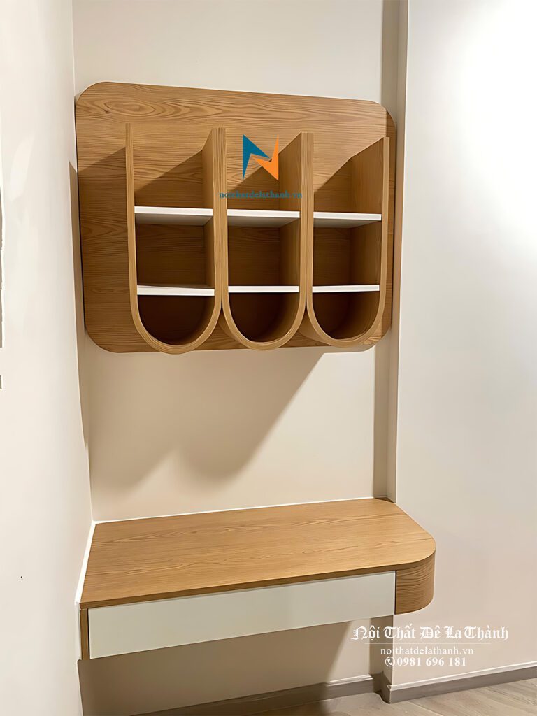 Chiếc bàn học treo rộng 80cm, giá sách 90cm thiết kế theo kiểu chữ M ngược, phối màu gỗ vàng nâu và mặt ngăn kéo màu trắng