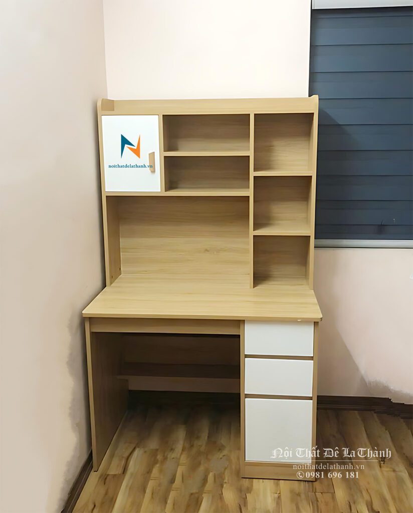 Chiếc bàn học liền giá sách, màu vàng nhạt pha màu trắng, 80cmx1m5, thiết kế kiểu bàn liền giá sách, dành cho các bé học sinh cấp 1
