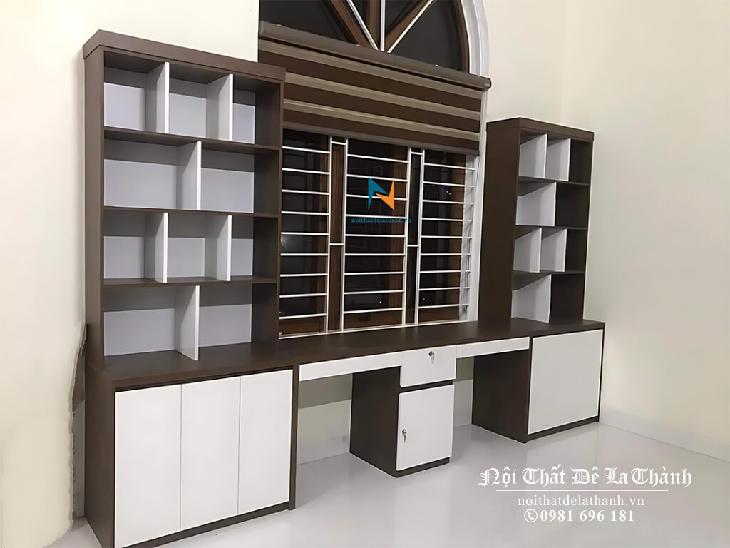 Bàn học 2m4x2m4 thiết kế cạnh cửa sổ dành cho 2 bé trai cấp 1, bàn liền giá sách kèm 3 tủ để đồ rất rộng rãi