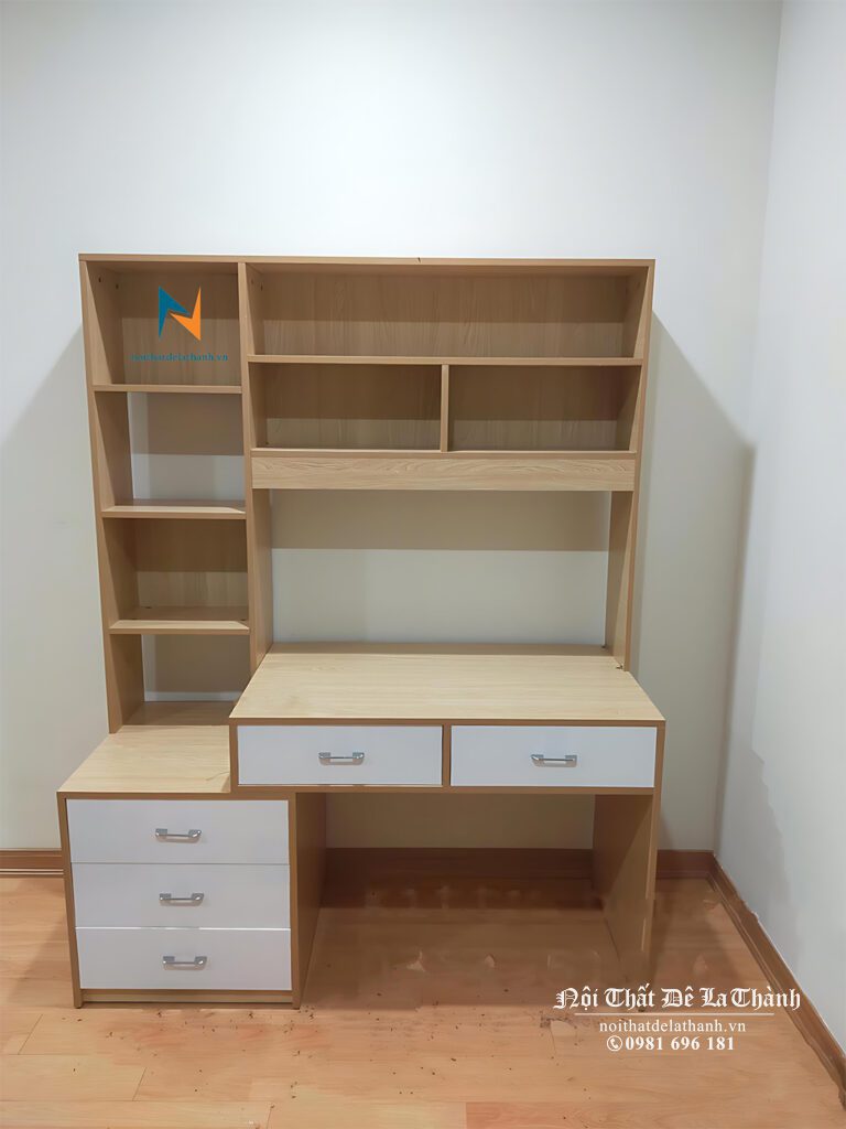 Chiếc bàn học thiết kế hiện đại dành cho các bé cấp 1, kích thước 1m2x1m95, màu 388 mặt ngăn kéo màu trắng, bên trái có tủ để đồ, thiết kế bàn liền giá sách
