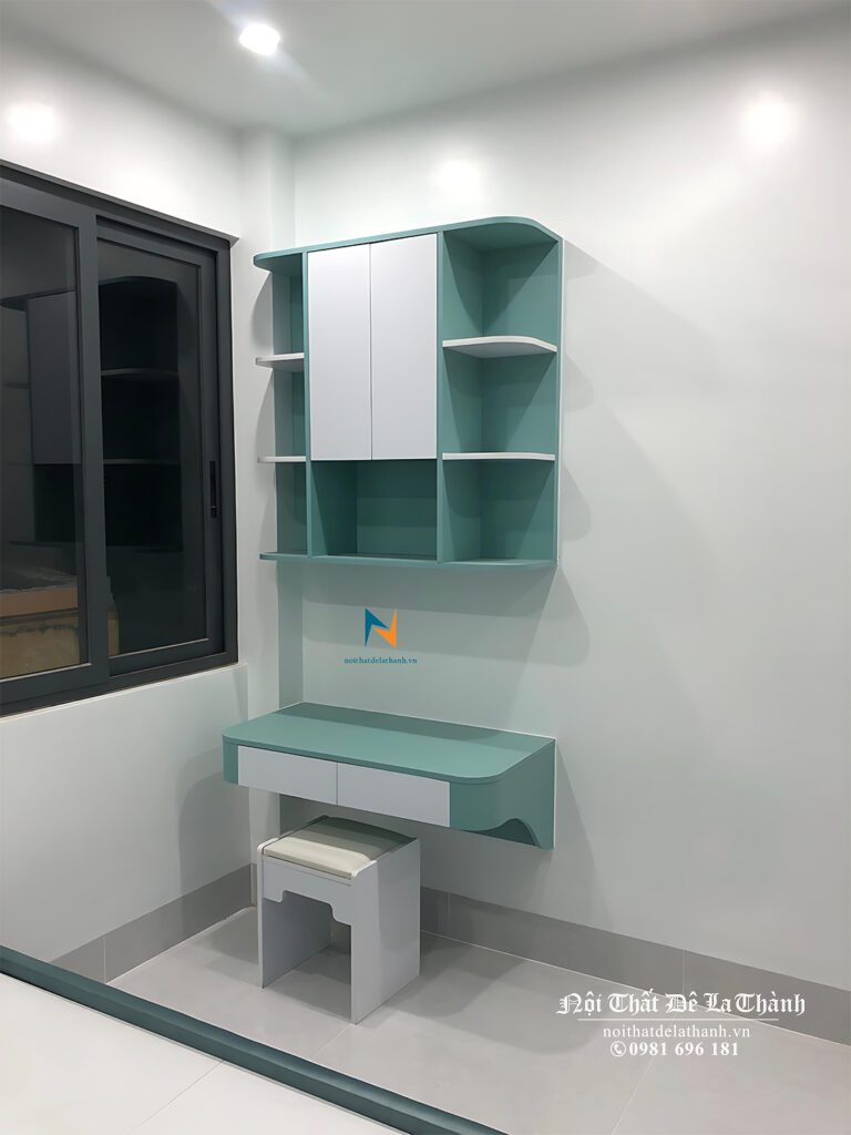 Chiếc bàn học treo rộng 80cm, giá sách treo 80cmx90cm, phối màu xanh và cánh màu trắng, thiết kế phong cách hiện đại rất đẹp