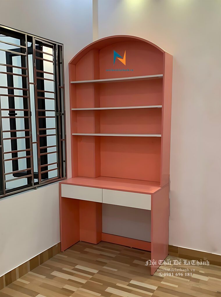 Chiếc bàn học màu hồng, ngăn kéo màu trắng, dành cho các bé gái tiểu học, thiết kế kiểu ôm cột, kích thước 80cmx1m95