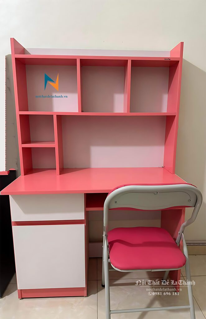 Chiếc bàn học màu hồng giá rẻ, thiết kế liền giá sách, kích thước 1mx1m5, dành cho bé gái tiểu học