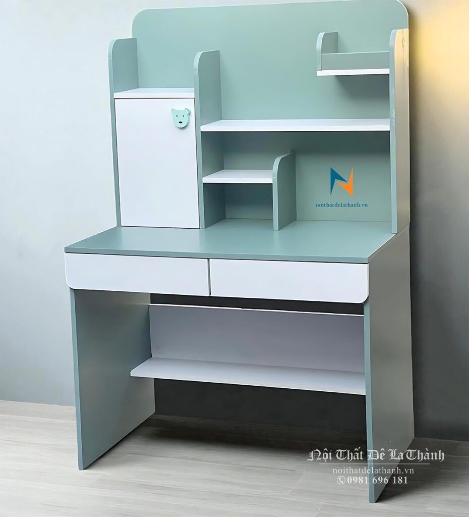 Chiếc bàn học 60cmx1m3 phối màu xanh nhạt và màu trắng, thiết kế dành cho bé trai cấp 1