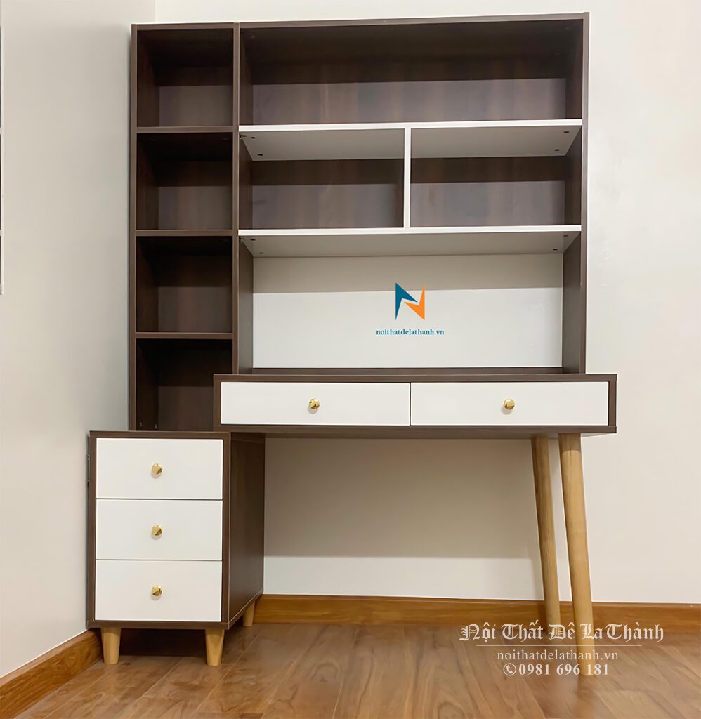 Chiếc bàn học có 2 chân ngắn và 2 chân dài bằng gỗ sồi, dành cho học sinh cấp 2, kích thước 1m2x1m95, bàn được thiết kế gối lên tủ, đây là kiểu bàn liền giá sách