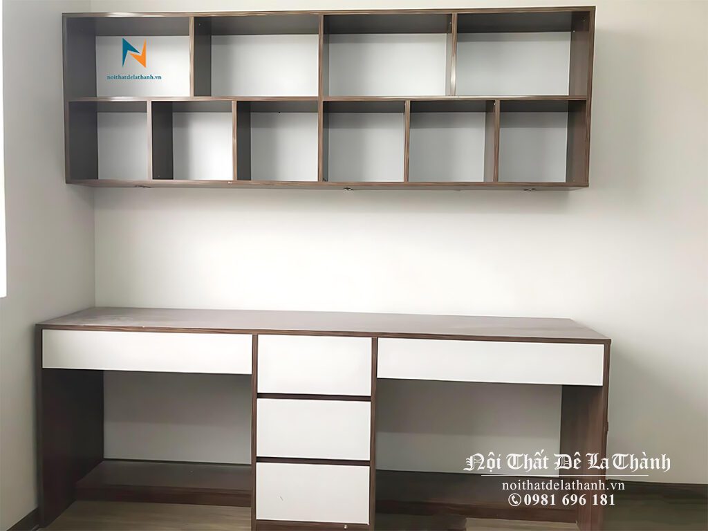 Chiếc bàn học dành cho 2 bé trai cấp 2, kích thước 1m6, giá sách treo 1m6x60cm, màu nâu pha màu cánh trắng