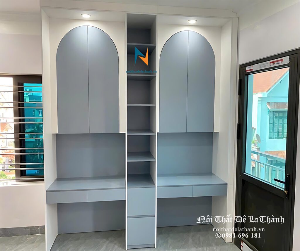 Chiếc bàn học đôi được thiết kế cho 2 bé cấp 2, kích thước tổng 1m5x2m6 kịch trần, bàn liền giá sách, giá sách có cánh dạng vòm, phối màu xám và màu kem sang trọng