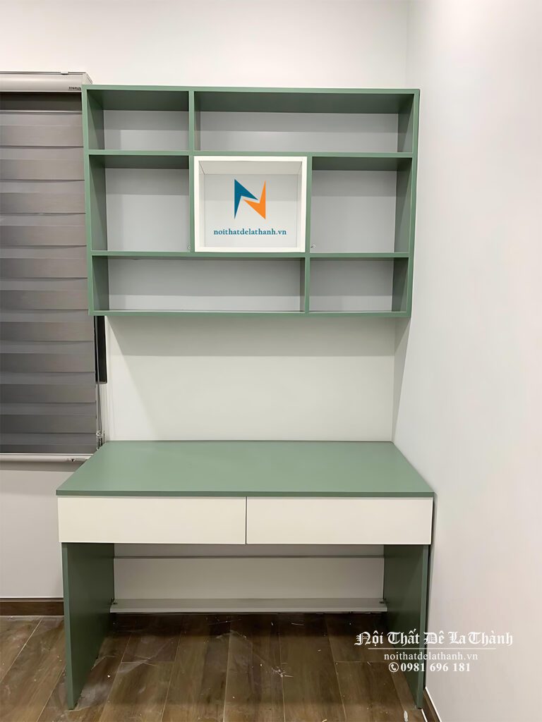 Chiếc bàn học màu xanh pha trắng dành cho nam sinh cấp 2, kích thước 1m, đi kèm giá sách treo 1mx75cm, giữa giá sách có 1 ô màu trắng để tăng độ thẩm mỹ cho chiếc giá sách
