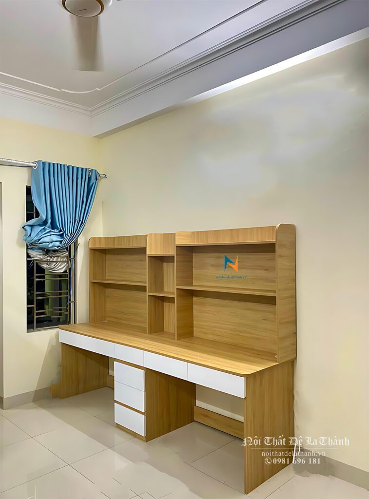 Chiếc bàn học đôi liền giá sách dành cho 2 bé cấp 2, phối màu sồi và màu trắng, kích thước 2mx1m5, thiết kế theo phong cách hiện đại, đẹp mắt