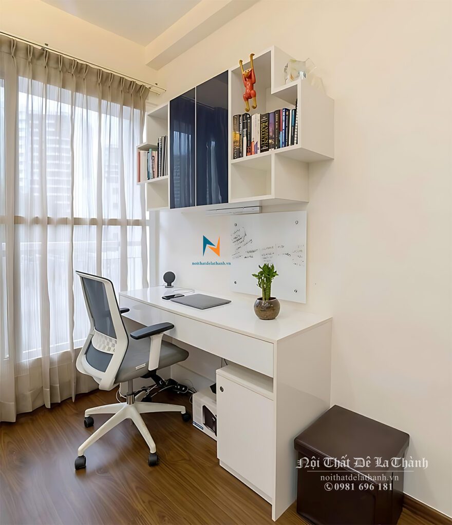Chiếc bàn học màu trắng thiết kế tại chung cư dành cho học sinh cấp 2, điểm nhấn là chiếc giá sách hình dấu cộng, giá sách lắp 2 cánh kính màu đen