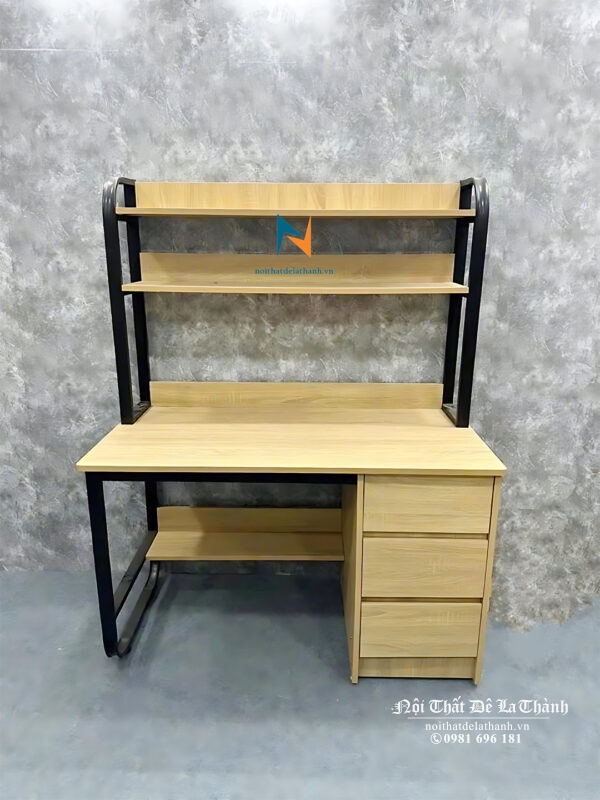 Chiếc bàn học chân sắt mặt gỗ cao su thiết kế đơn giản hiện đại, bàn liền giá sách, kích thước 1mx1m5, bên phải chỗ ngồi có 1 hộc tủ với 3 ngăn kéo