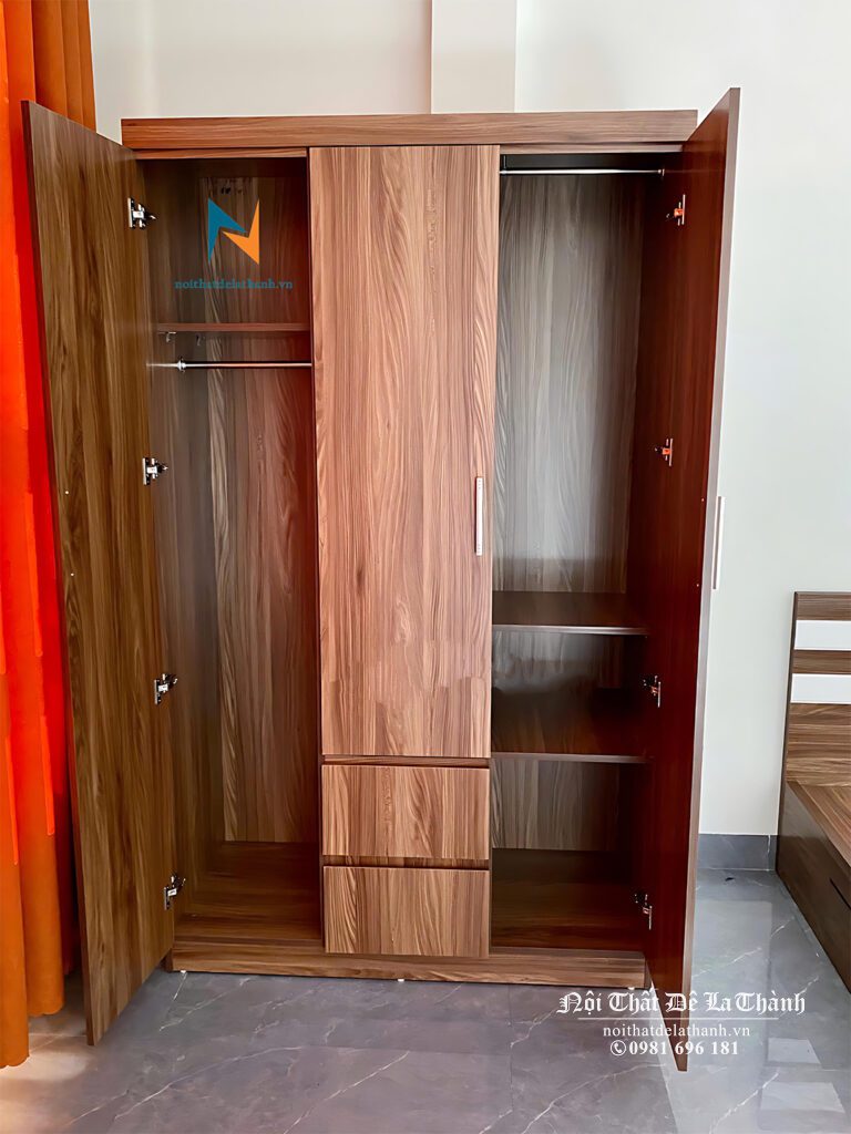 Hình ảnh thực tế thiết kế bên trong chiếc giá rẻ 1m2x2m với 1 khoang treo dài, 2 khoang ngăn đi kèm với đợt gỗ và 2 ngăn kéo tiện lợi 
